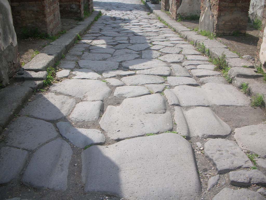 Porta Ercolano Or Herculaneum Gate Pompeii May 2010 Central Roadway